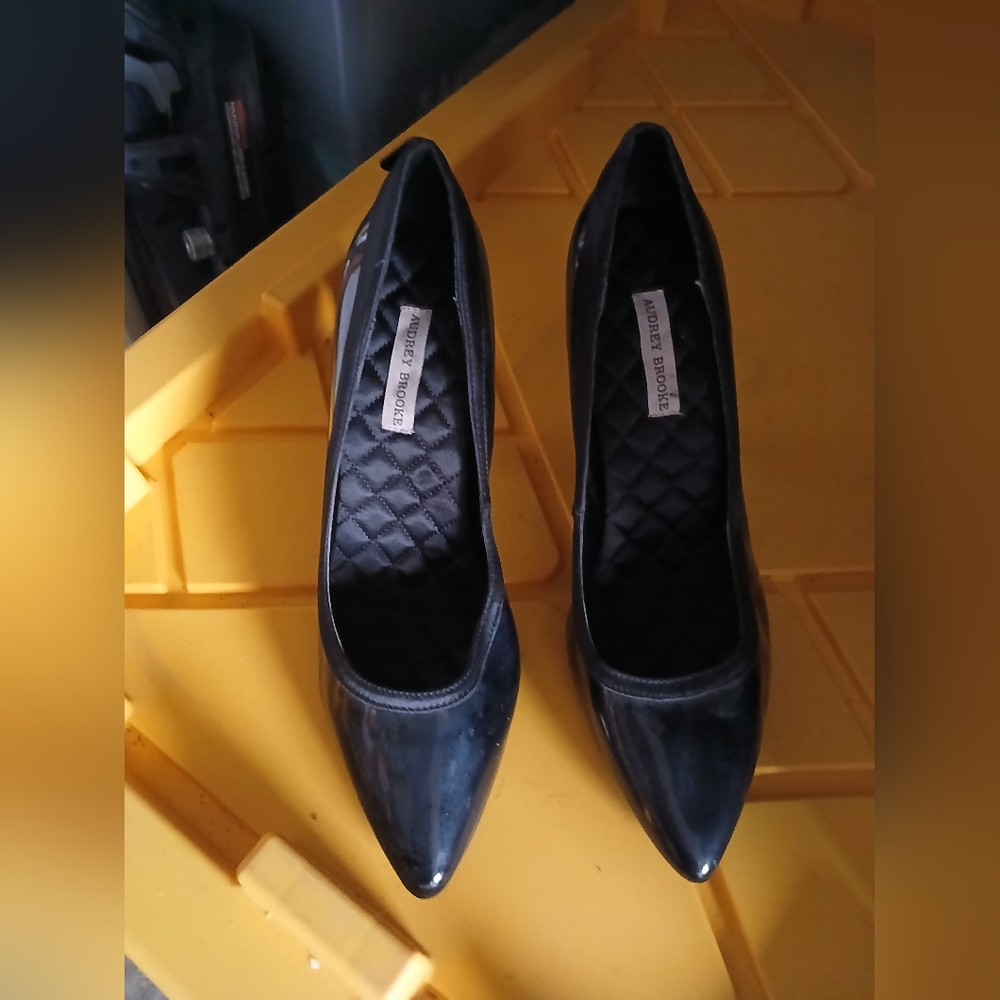 Elegent John Madden Black Quilted Pumps 8.5